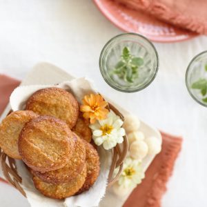 Macadamia gingersnaps biscuits