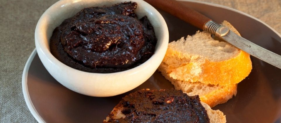 Wicked chocolate and macadamia nut spread