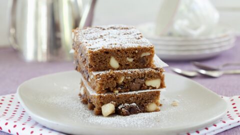 Macadamia, sultana and choc slice