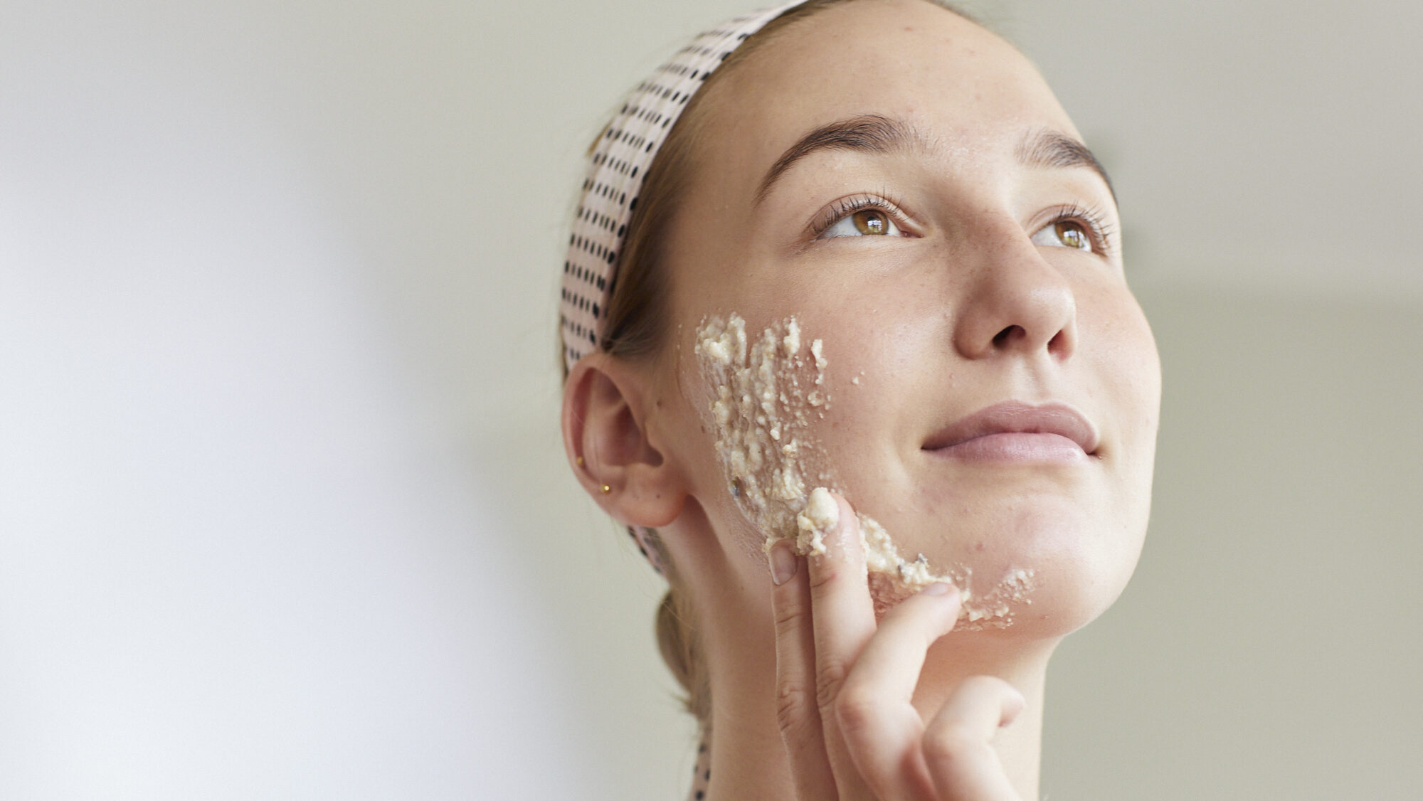 Macadamia and oat face mask