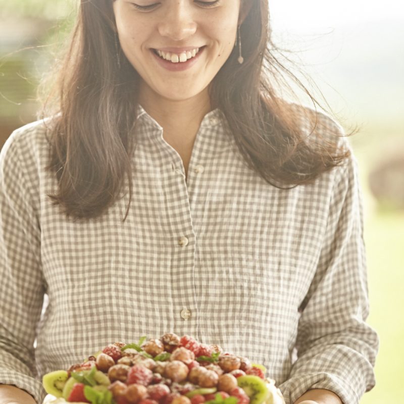 Pavlova with candied macadamias